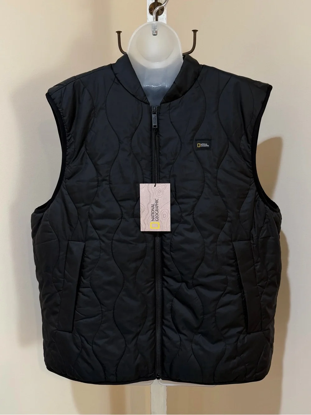 NEW NATIONAL GEOGRAPHIC FROM DISNEY PARKS FULL ZIP VEST IN BLACK SIZE LARGE